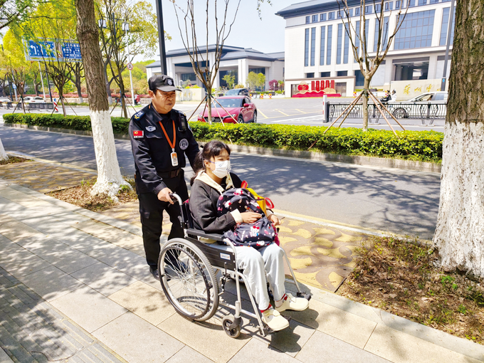 徐苏林每周三次推着轮椅上的葛星悦去医院做血透 贾睿雯 摄