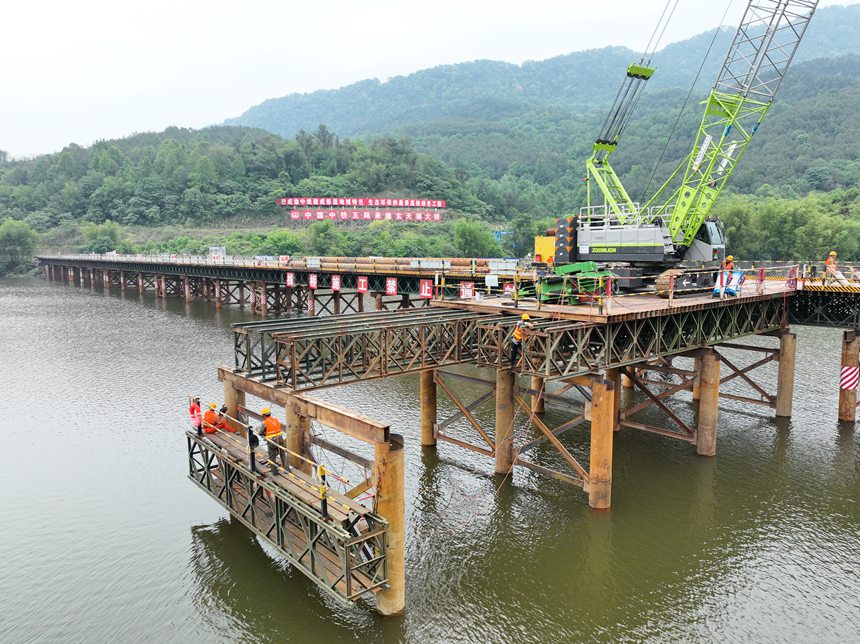 玄天湖大桥施工现场。中国铁路成都局集团有限公司供图