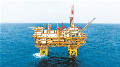 图为6月1日拍摄的中国海油恩平15-1原油钻采平台（无人机照片）。新华社记者 毛思倩摄