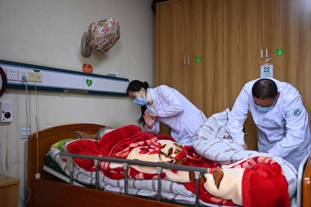 在宁波市镇海区金生怡养院，医护人员为一位失能老人提供护理服务。新华社记者黄宗治 摄